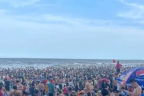 Netizen kéo đi biển, Sầm Sơn thất thủ người nêm người