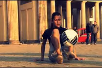 Ngắm các hot girl gợi cảm làm xiếc với trái bóng