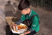 Đau lòng shipper bị bom hàng, ngậm ngùi ngồi ăn pizza trên vỉa hè