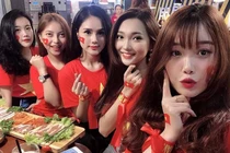 Bức ảnh hội bạn gái cầu thủ ngày ấy, giờ không còn ai