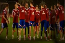 Thomas Muller ăn đòn của đồng đội vì đá hỏng penalty