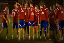 Thomas Muller ăn đòn của đồng đội vì đá hỏng penalty