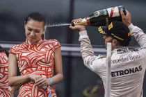 Tay đua phụt sâm panh vào mẫu nữ và cái kết đắng