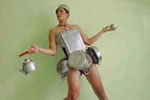 Hết hồn với thời trang "xoong, chảo" của học trò cưng Võ Hoàng Yến 