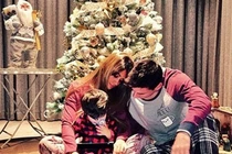 Sao bóng đá đón Giáng sinh sớm với vợ đẹp, con xinh