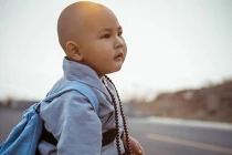 Sốt loạt ảnh cậu nhóc Thiếu Lâm đáng yêu đi khất thực