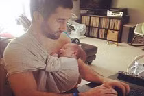 Ảnh cười Facebook: Ông bố mê game