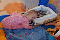 Các tư thế ngủ siêu dễ thương của bé (3)