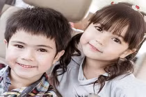 Cặp anh em mẫu nhí Thái Lan đáng yêu gây sốt