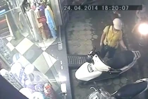 Nữ quái ngang nhiên mở cốp lấy trộm túi xách