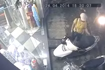 Nữ quái ngang nhiên mở cốp lấy trộm túi xách