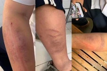 Dân mạng bức xúc với ông bố đánh con như kẻ thù vì “chữ xấu“