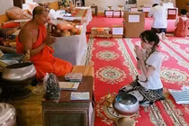 “Điên đầu” vì dân mạng, bạn gái mới Quang Hải lên chùa