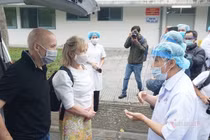 Hai bệnh nhân COVID-19 người Anh xuất viện, viết thư cám ơn y bác sĩ ở Huế