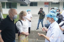 Hai bệnh nhân COVID-19 người Anh xuất viện, viết thư cám ơn y bác sĩ ở Huế