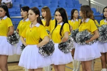 Dàn hoạt náo viên chân dài, eo thon “quậy tưng” sân bóng