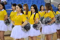 Dàn hoạt náo viên chân dài, eo thon “quậy tưng” sân bóng