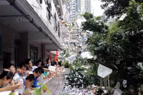 Học sinh TQ ném giấy nháp trắng sân trường