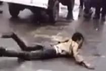 Xôn xao thanh niên “ngáo đá tập bơi” giữa đường Hà Nội