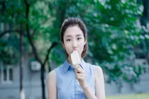 Ngắm hot girl ăn kem xinh đẹp thuần khiết đốn tim dân mạng