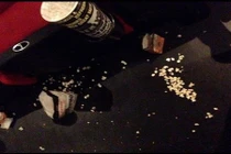 1001 kiểu vô ý thức trong rạp phim khiến dân tình phẫn nộ, nhân viên "uất nghẹn"