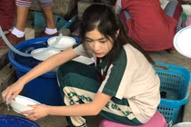 Cô gái xinh đẹp ngồi rửa bát tưởng ai hóa ra người quen