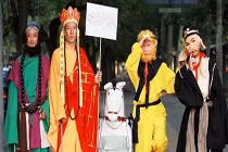 Thầy trò Đường Tăng xuống đường quét rác