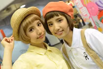 Cặp chị em song sinh Nhật bị chê “nam tính“