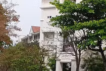 Lan can rơi xuống sân trường khiến 3 nữ sinh nhập viện cấp cứu