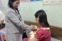 Bé 1 tháng tuổi bị bỏ rơi trước cổng nhà dân ở Nghệ An