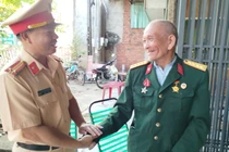 Cựu chiến binh Trần Văn Thanh đón nhận tình cảm của người dân Đồng Nai