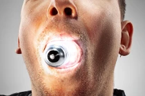 Tò mò nhét bóng điện vào miệng, chàng trai trả giá đắt 