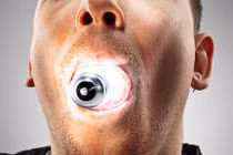 Tò mò nhét bóng điện vào miệng, chàng trai trả giá đắt 