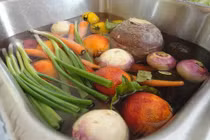 Rửa rau kiểu này không sạch còn mất dinh dưỡng 