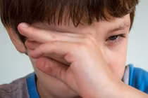 Thiếu niên dùng tay dụi mắt, ai ngờ mù luôn vì điều này