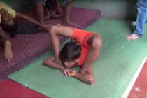 Video: Cậu bé có khả năng uốn dẻo như người không xương 