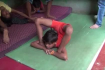 Video: Cậu bé có khả năng uốn dẻo như người không xương 
