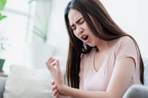 Thường xuyên tê tay, coi chừng mắc 6 bệnh này 