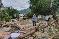 Gượng dậy sau dịch, mưa lũ lịch sử khiến người miền Trung thêm trắng tay