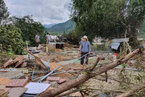 Gượng dậy sau dịch, mưa lũ lịch sử khiến người miền Trung thêm trắng tay