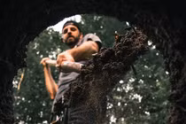 Đi dạo cùng chồng sắp cưới, cô gái gặp họa sát thân