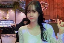 Nữ nhân viên siêu vòng 1 mặc gì cũng khiến đồng nghiệp ngoái nhìn