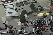 Chui vào bao tải chơi trên đường, bé trai bị xe tải cán 