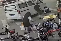 Chui vào bao tải chơi trên đường, bé trai bị xe tải cán 