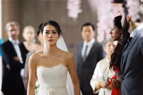 Chồng bóc tôm cho tôi ăn giữa đám cưới, mẹ chồng liền bĩu môi chê