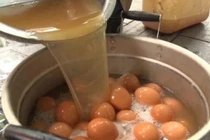 Choáng váng với món trứng luộc nước tiểu trẻ em 