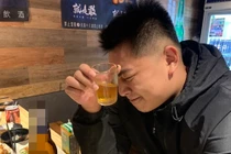 Liên tục bị mời rượu liên hoan cuối năm, thanh niên suýt chết thảm