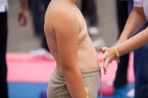 Bé trai 12 tuổi nặng 80kg, bác sĩ choáng vì thực đơn "kinh dị"