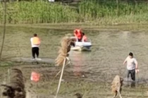 Con chơi đùa rơi xuống nước, bố xuống cứu gặp nạn thương tâm