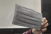 Hết khẩu trang, người đàn ông sử dụng dụng cụ mới khiến người khác “hết hồn“